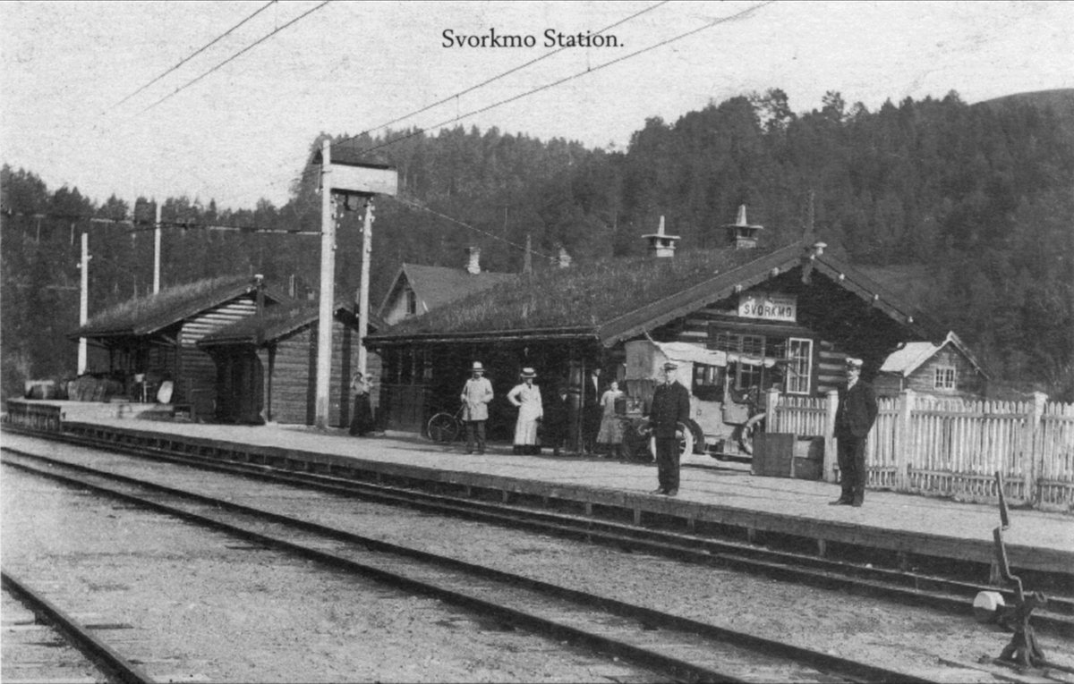 Svorkmo stasjon med ventende passasjerer.