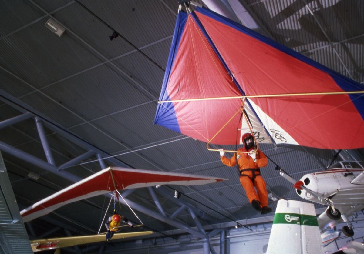 Foto tatt innendørs: Blant annet en hangglider med fører "in flight"