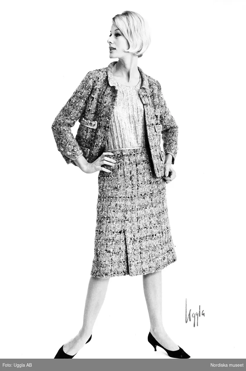 Mannekäng visar dräkt från Coco Chanel på NK:s Franska damskrädderi 1964.