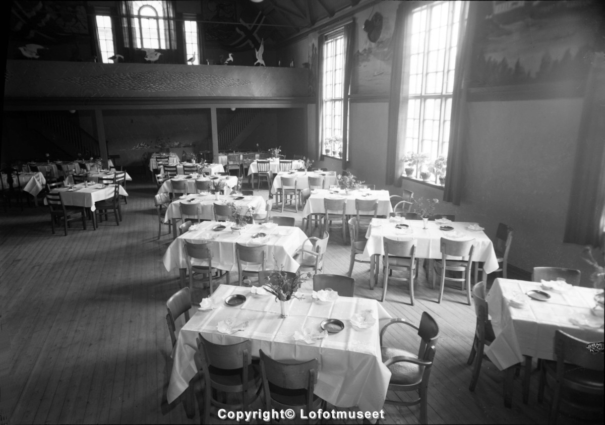 Svolvær, ca.1950. Festiviteten med pynta bord.