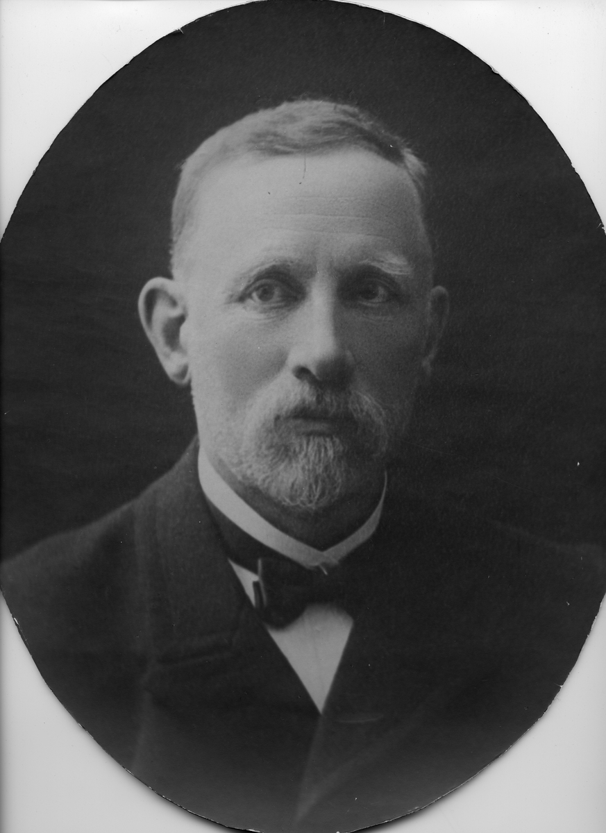 Jens Nikolai Aars Ellingsen (1853-1924) var disponent i Hindø Dampskibsselskab A/S, Sigerfjord i Sortland.