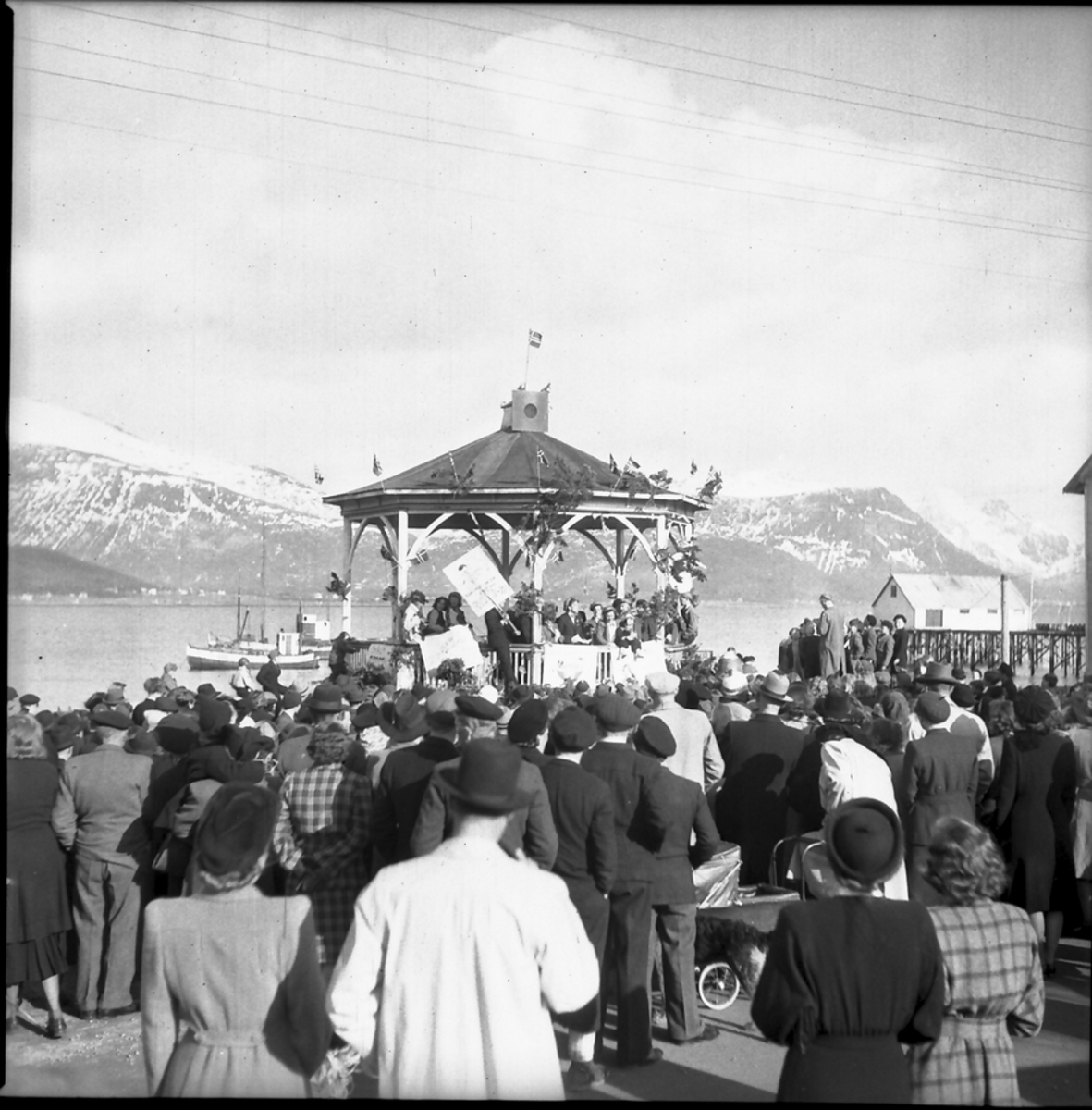 Russetale på torget på Sortland 1947