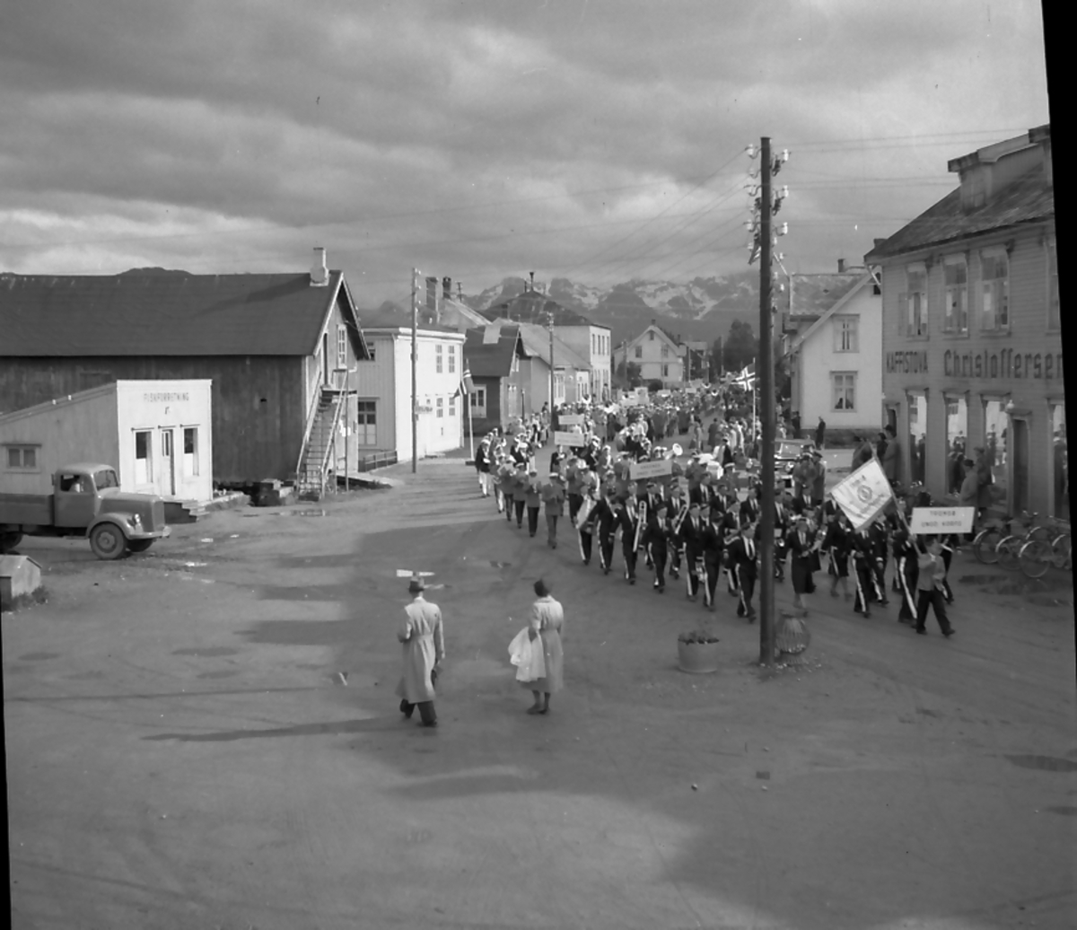 Nordnorsk musikkstevne på Sortland, juni 1952. Marsjering ved Kaffistova i Strandgata