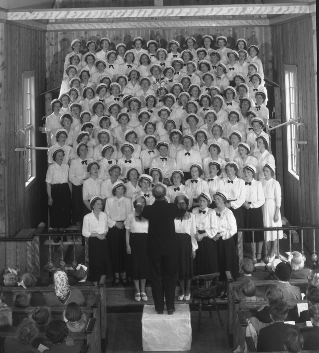 Vesterålen Damekorforbund i Sigerfjord kirke 1952. Dirigenten heter Harald Kolberg.