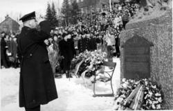 Admiral Storheill gjør honnør  ved avdukingen  av monumentet