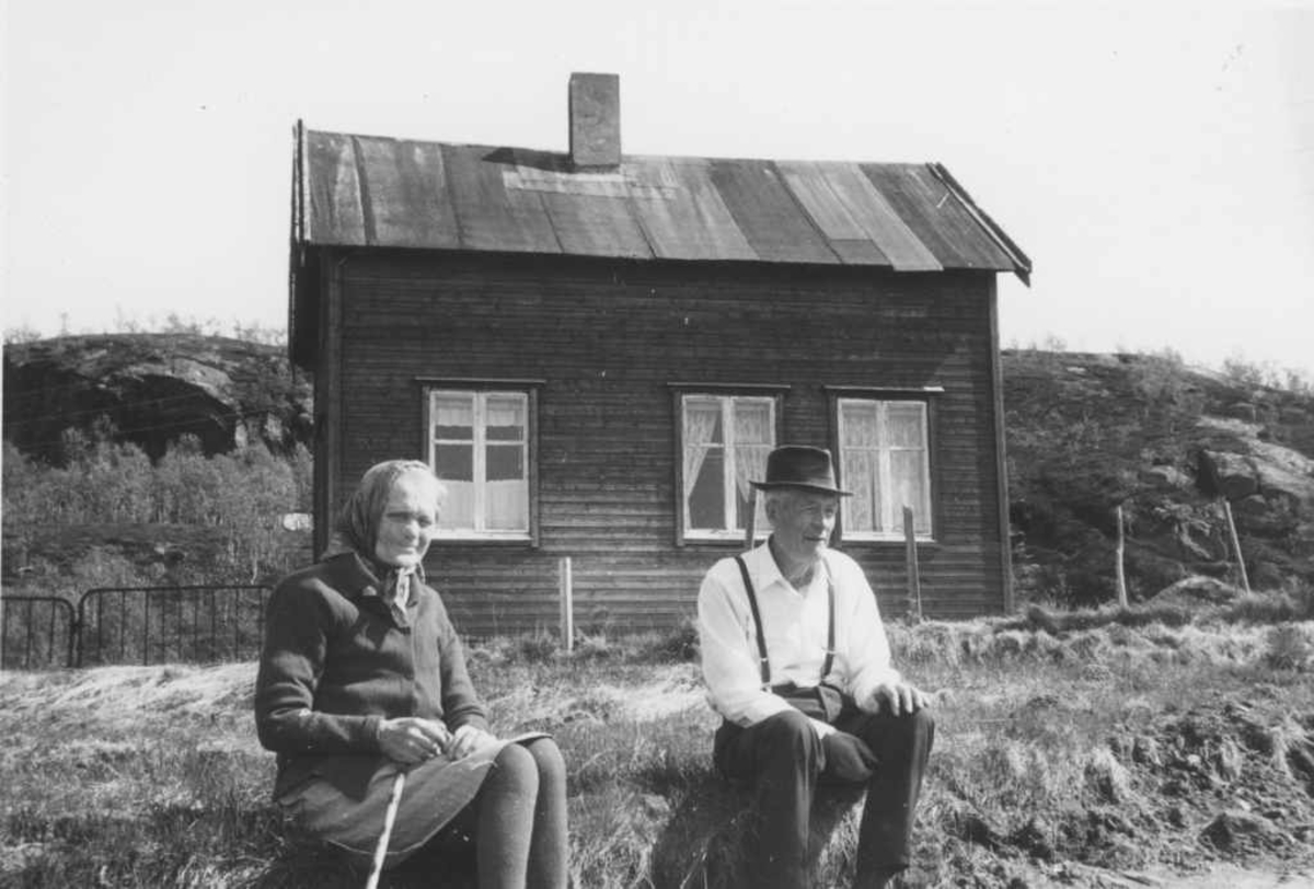 Først i 1970 - årene. Petra og Lineas Fagerjord, Dalberg. Huset bak er Sigrid og Bergitan Pettersens, Dalberg.