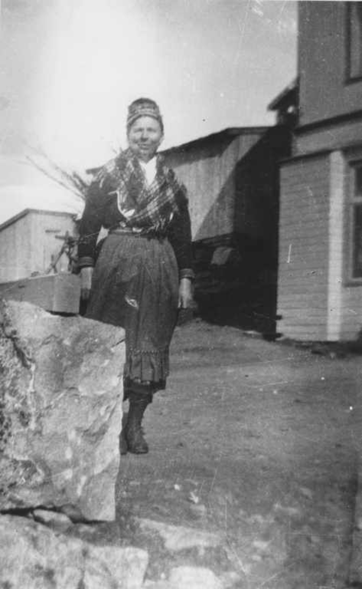 Ant 1920-tallet. Susanna Andersen foran Hansen butikken i Bjerkvik. Hun var engang en kjent skikkelse i Bjerkvik. Opprinelig fra Vassdalen, men bygget se ei lita stue i bakken i "Hansen-gjerdet" - Susanna-stua.