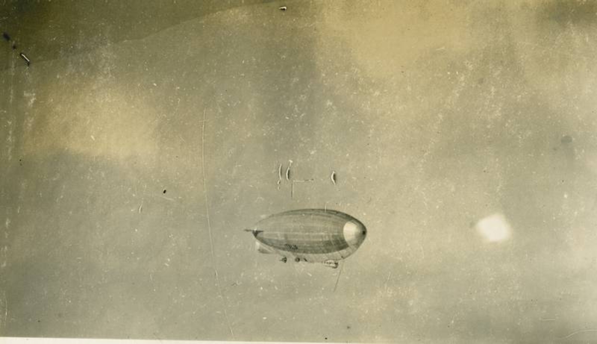 Luftskipet "Italia" i luften.

Tekst: Fra Italiatragedien 1928.
Umberto Nobiles luftskip som havarerte på Svalbard på vei tilbake fra Nordpolen.