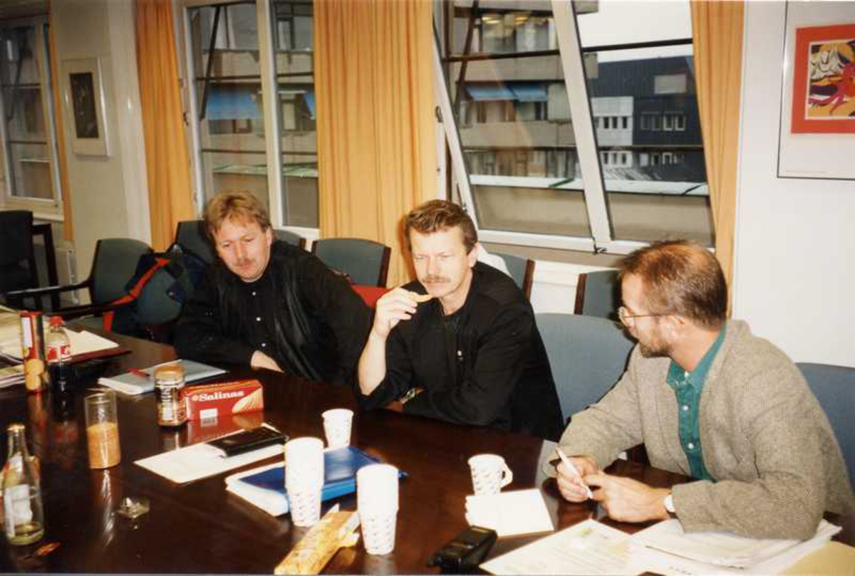 LKAB, Narvik. Streik oktober 1996.Fra meklingen i NHO-bygget i Oslo. Fra venstre Tor Dahl(lokpersonalets forening), Ukjent, Per Østvold fra Norsk Transportarbeiderforening.