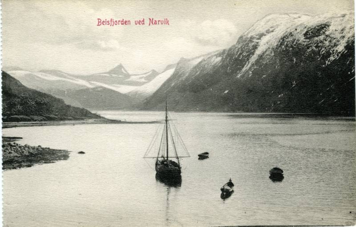 Narvik.  Beisfjorden.  Tatt fra Fagernes gård med odden nedenfor Smihaugen og Kvitsandøra t.v.  4 båter til ankers, deriblant ei jekt?