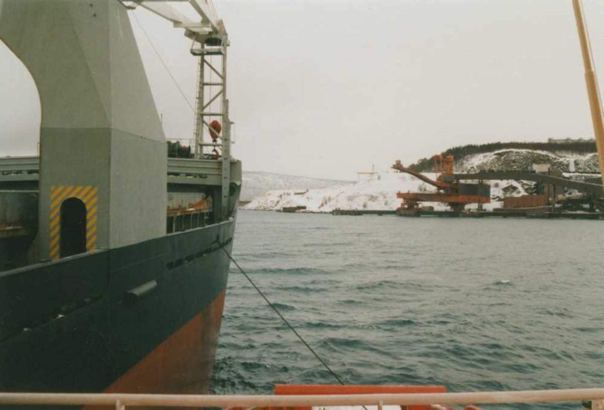 LKAB. Ombord på slepebåten "Rallaren" i oppdrag på Narvik havn med å dra inn malmskipet "Wavenes" til kai 5. Trossa er dratt ut til slepebåten og strammet opp.