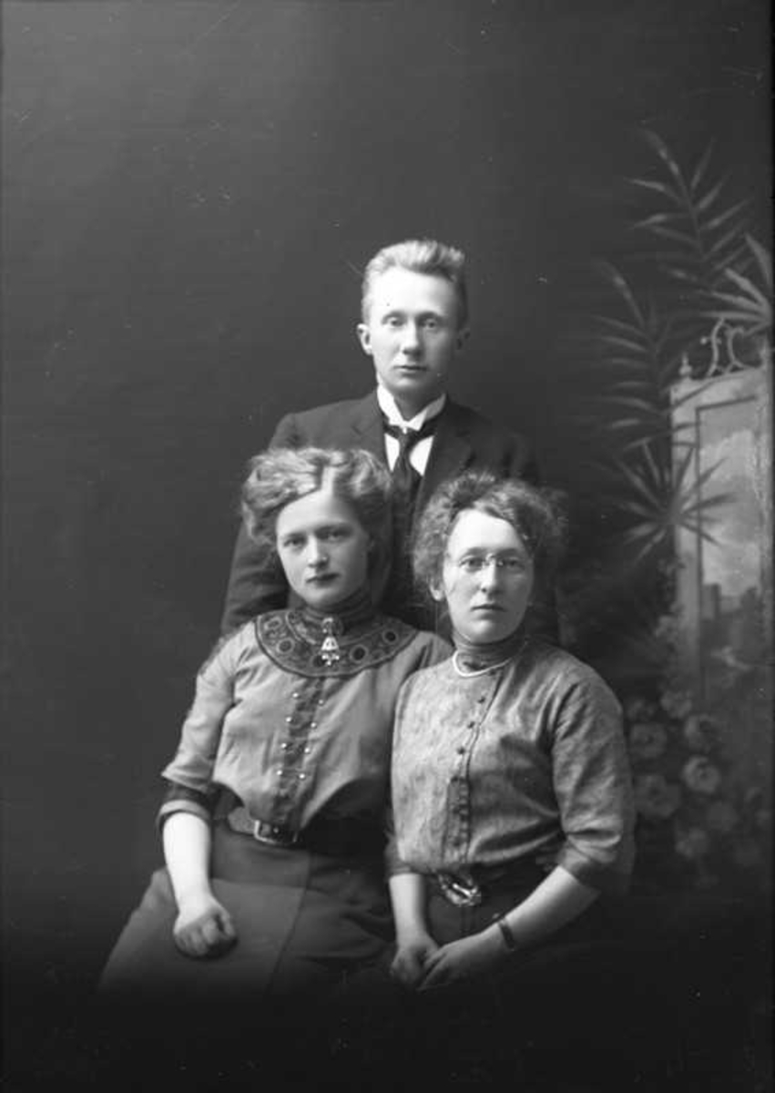 Portrett Av To Damer Og En Mann Sverre Norman Bak Frida Petersen Til 