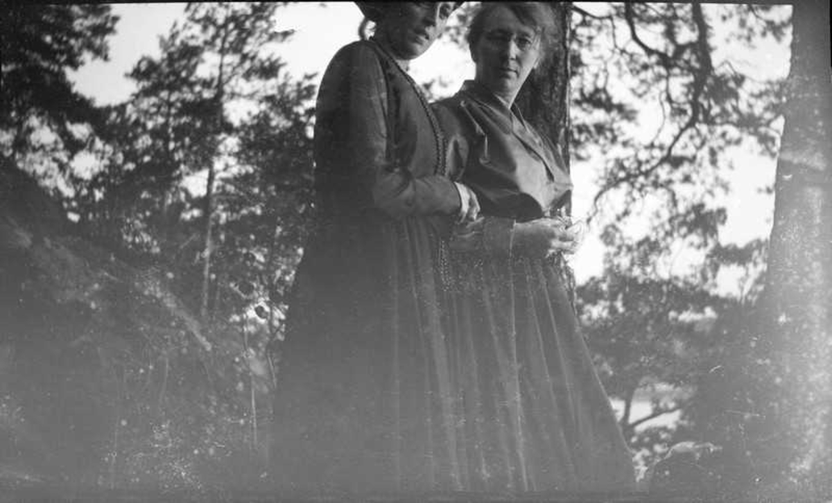 Aagot Olausssen og Magdalene Norman på tur i skogen.