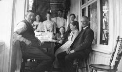 Kaffe på trappen. Ser bl.a. Marie og Aagot Olausssen. Far ti