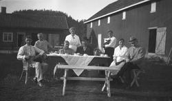 Kaffe på gårdsplassen. Aagot Olausssen med hund.