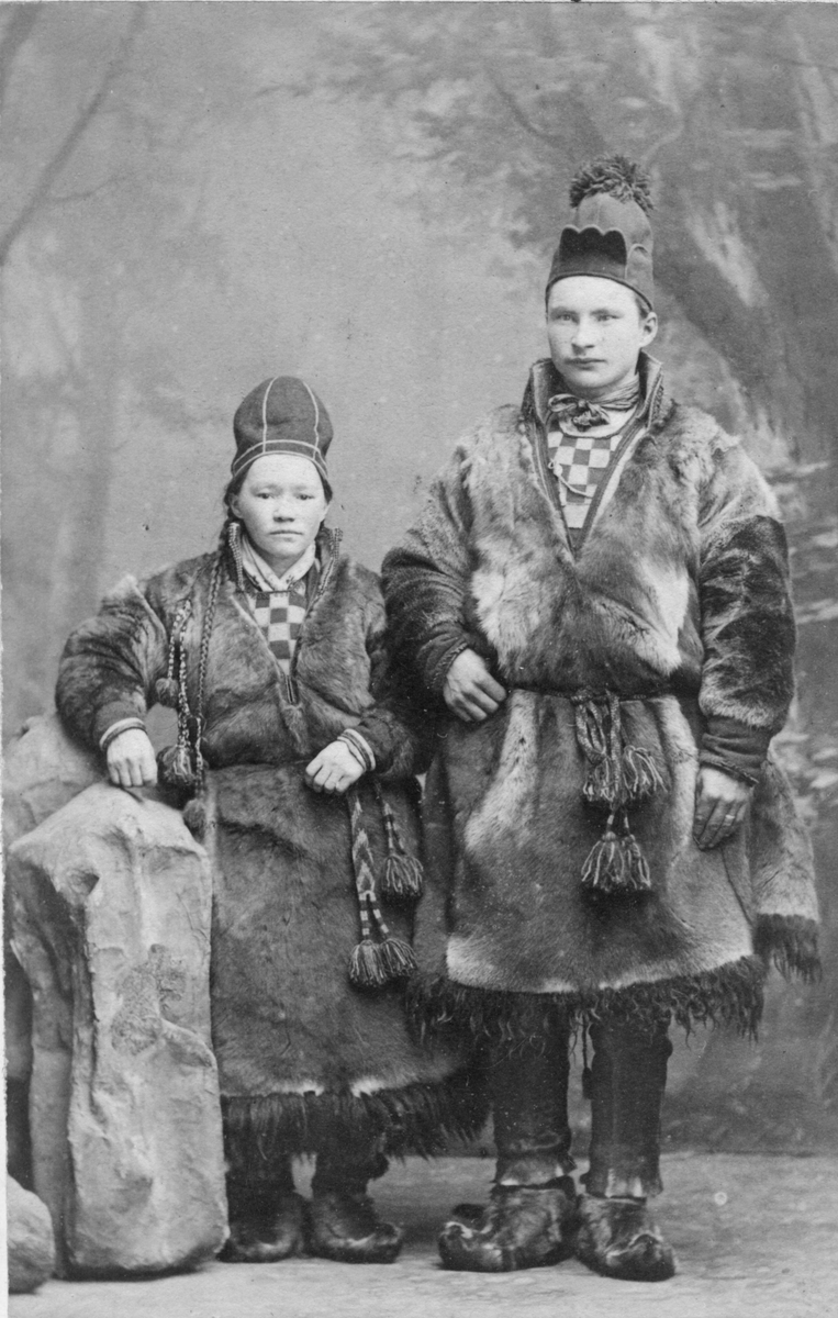 Portrett av et par, begge kledd i pesk