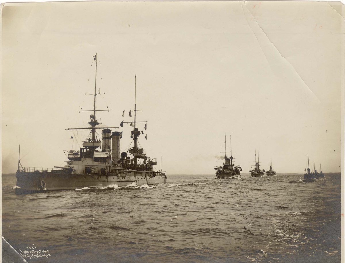 Motiv: Norsk Eskadre i 1905, i sjøen