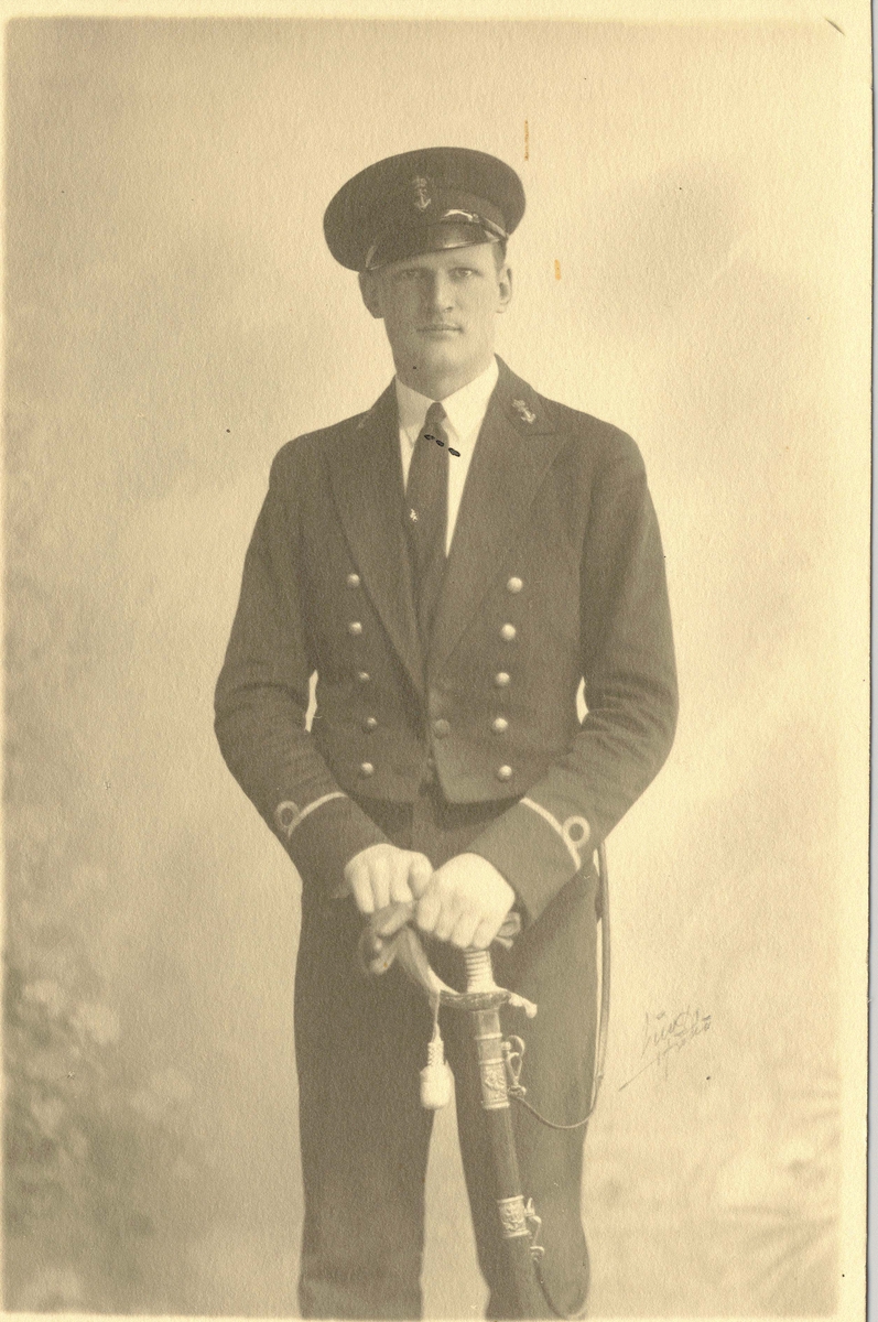 Motiv: Kadettfenrik (Senere Oberstløytnant) Torstein Fretheim Diesen.