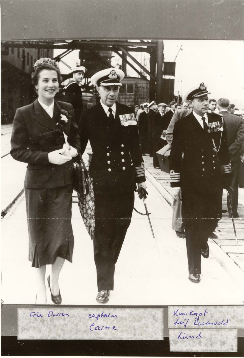 Motiv: Fra overtakelsen av fregatten KNM TROMSØ (D 311) den 2. sept. 1954      Avbildede personer: Fru Owren - Capt. Carne - Komkapt. L.R. Lund