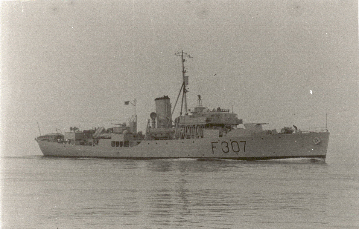 Motiv: Flower-kl. Korvett K.N.M. "ANDENES" (F307). Styrbord bredside.