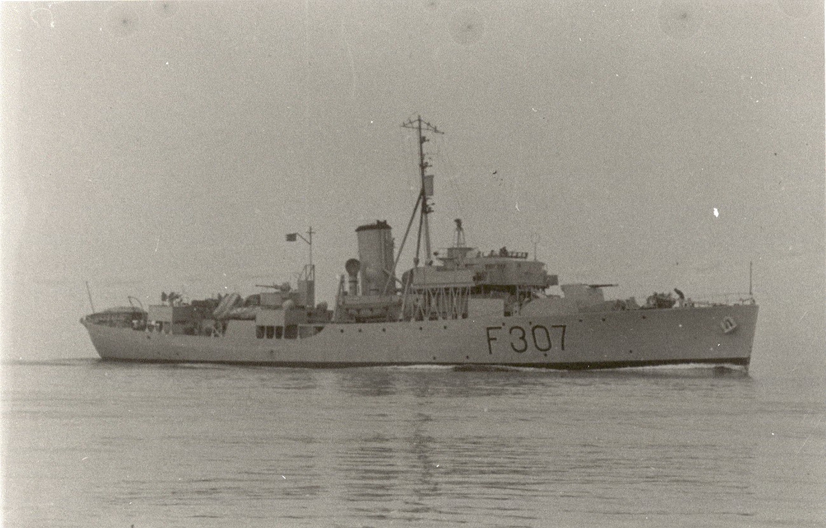 Motiv: Flower-kl. Korvett K.N.M. "ANDENES" (F307). Styrbord bredside.