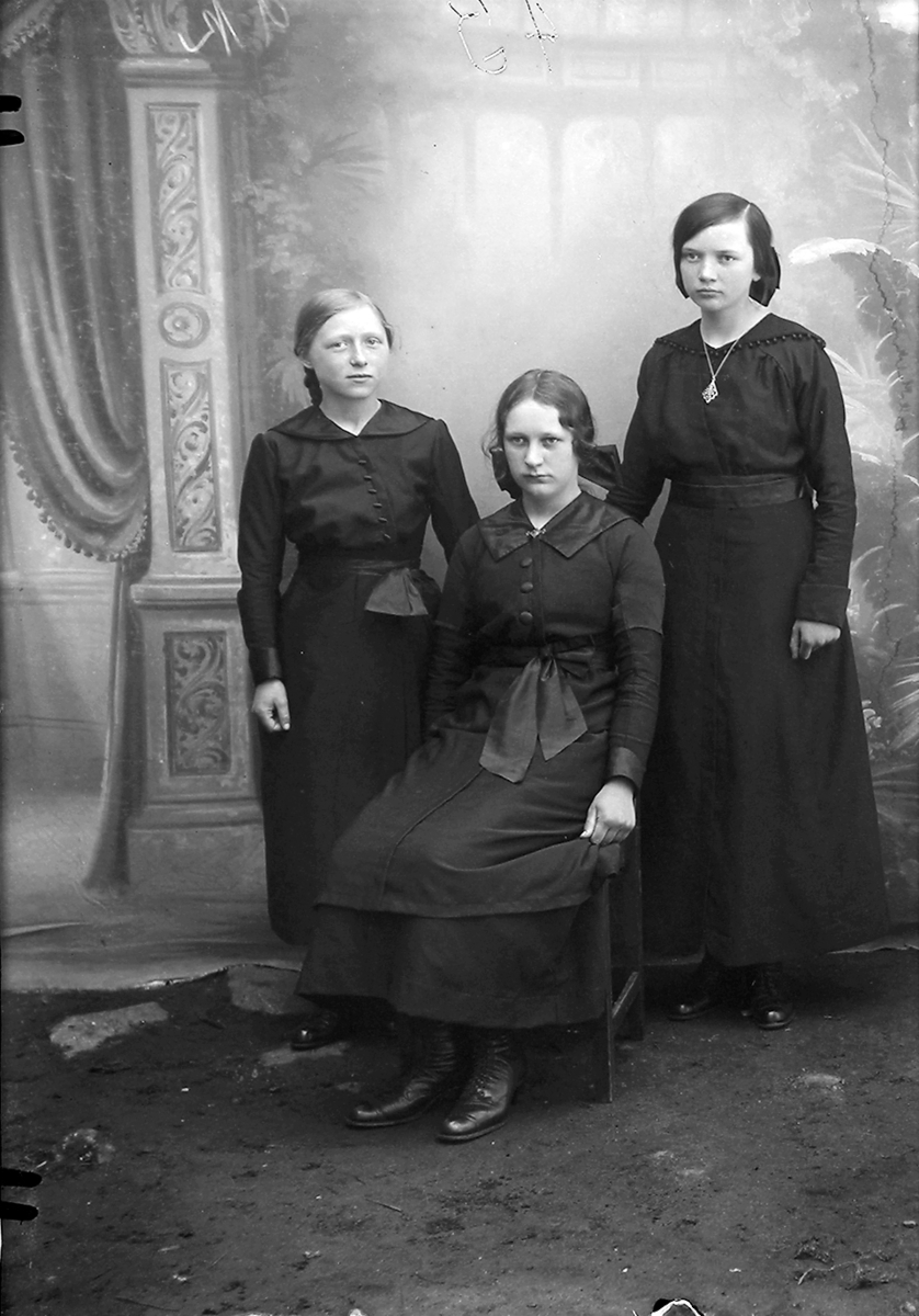 Portrett. Tre kvinner.Konfirmanter. 1915.Bildet er tatt i Moskenes.