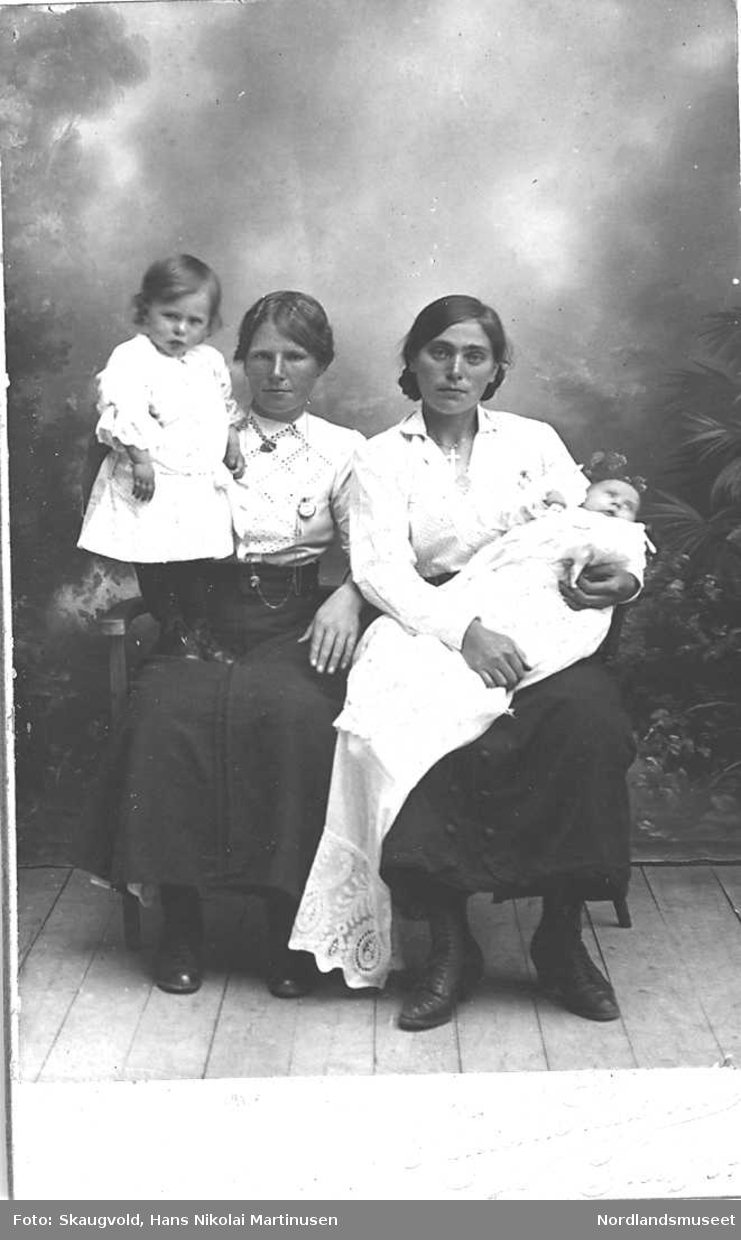 Portrett av Magnhild Opsahl og Emma Iversen med hvert sitt barn på fanget. Henviser til GBS.F.008243-01239.