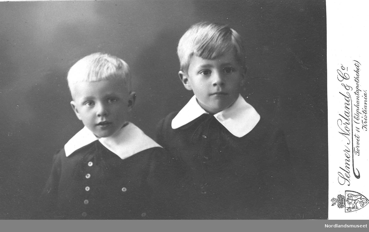 Portrett av 2 gutter. Sønner av Aagot Sofie Hansen Hvistendahl som var fra Inndyr, Gildeskål.