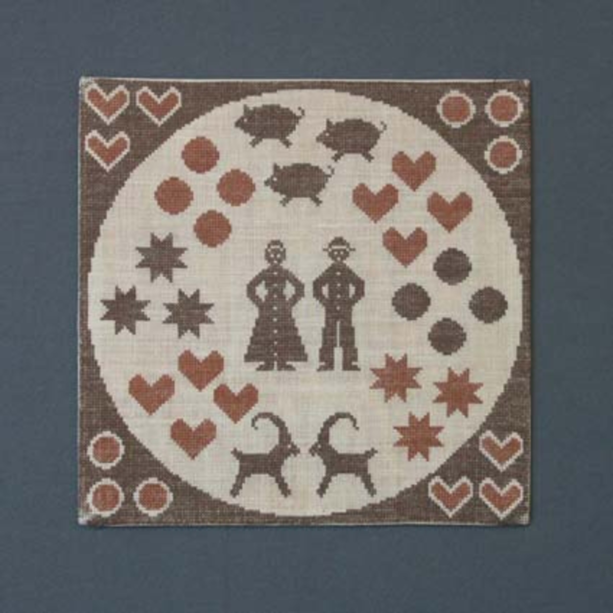 Julbonad med korsstygnsbroderi på linneväv. Bonaden tillhör Runda serien som är en serie julbonader formgivna av Irma Kronlund, en bonad per år från 1971 till 1989.