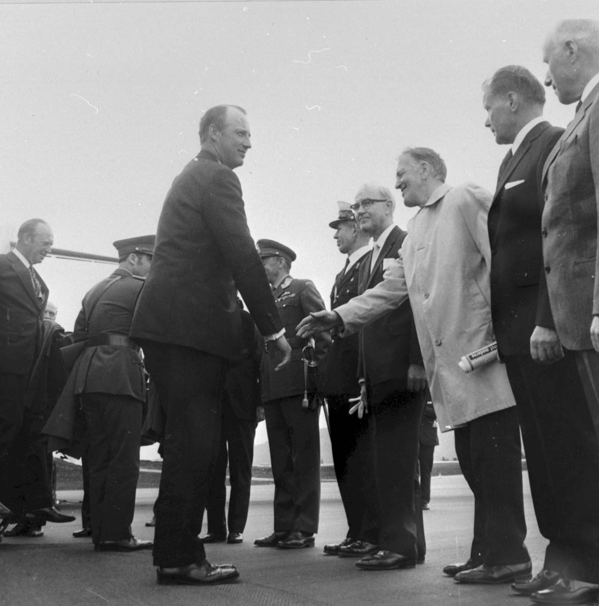 Lufthavn Gruppebilde, blant annet H.K.H Kronprins Harald som håndhilser på div. personer