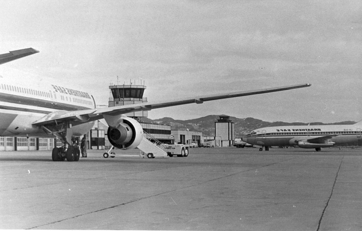 Lufthavn, 1 fly på bakken, SE-DAS DC-9-41 "Gardar Viking" fra SAS. Kontrolltårnet i bakgrunnen.