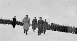 Gruppebilde. Flere personer, menn i militæruniform oppstilt 