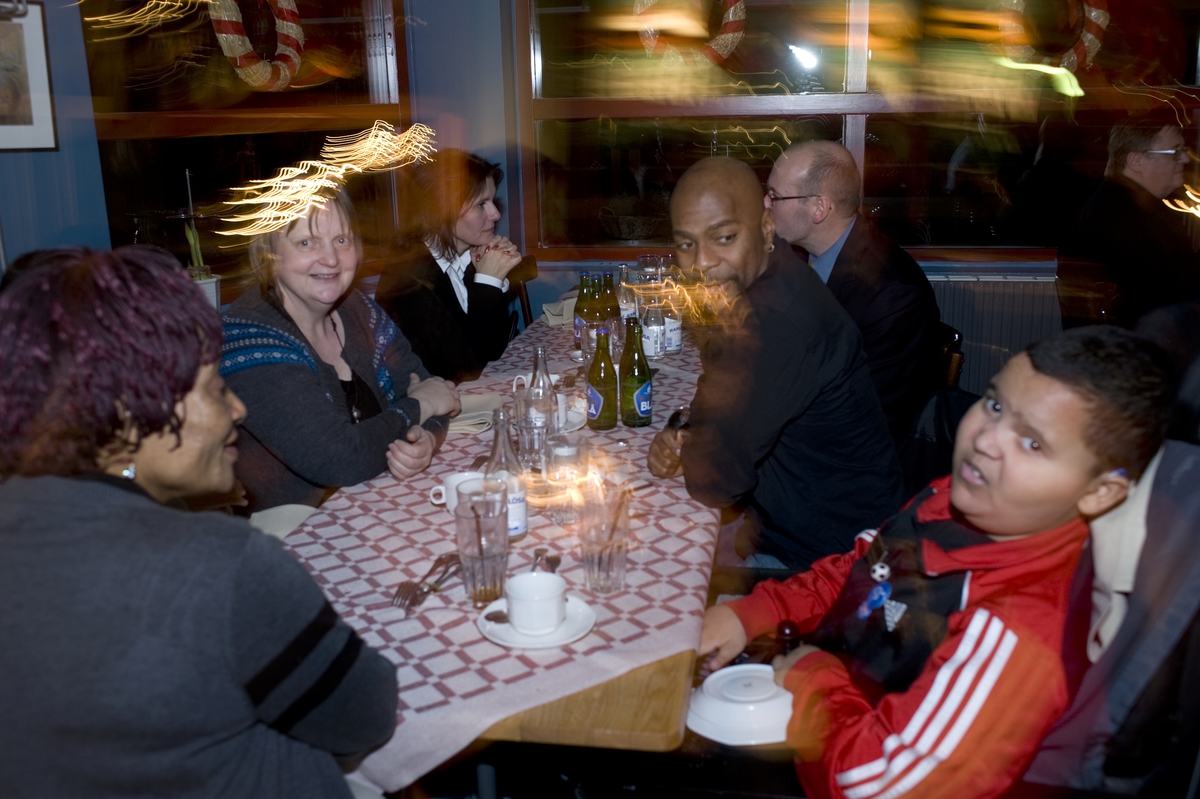 Tiemon Okojevoh med familj vid middagen