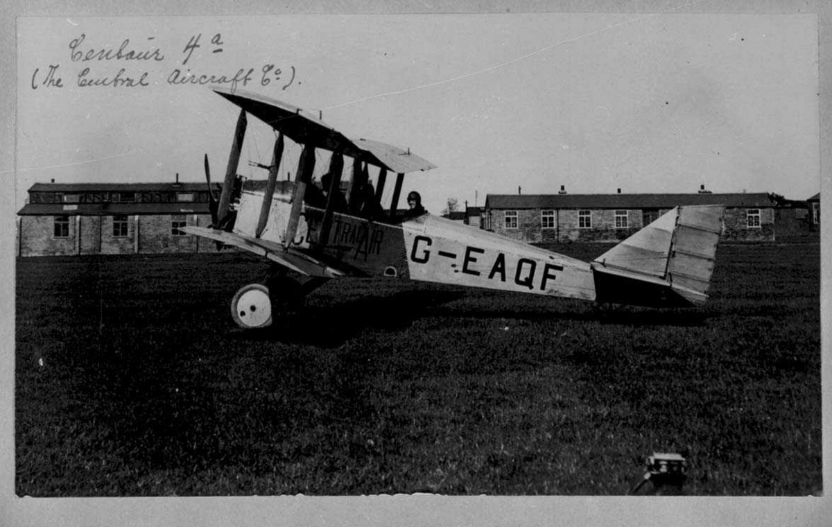Ett fly på bakken, Centaur 4a, merket G-EAQF. En person, mann, i cockpiten.