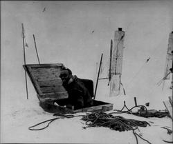 En person i "nedgangen" til en nedsnødd forskningsstasjon. E