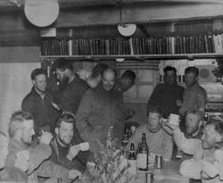 Sosial sammenkomsrt. Mange personer samlet inne i ei bygning