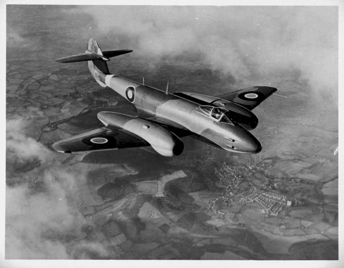 Luftfoto. Ett fly i lufta, Gloster Meteor F.Mk  4, EE 457 fra RAF.
