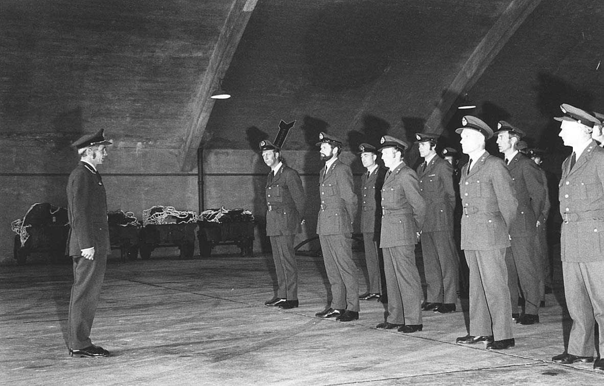 Personer på oppstilling i en hangar.