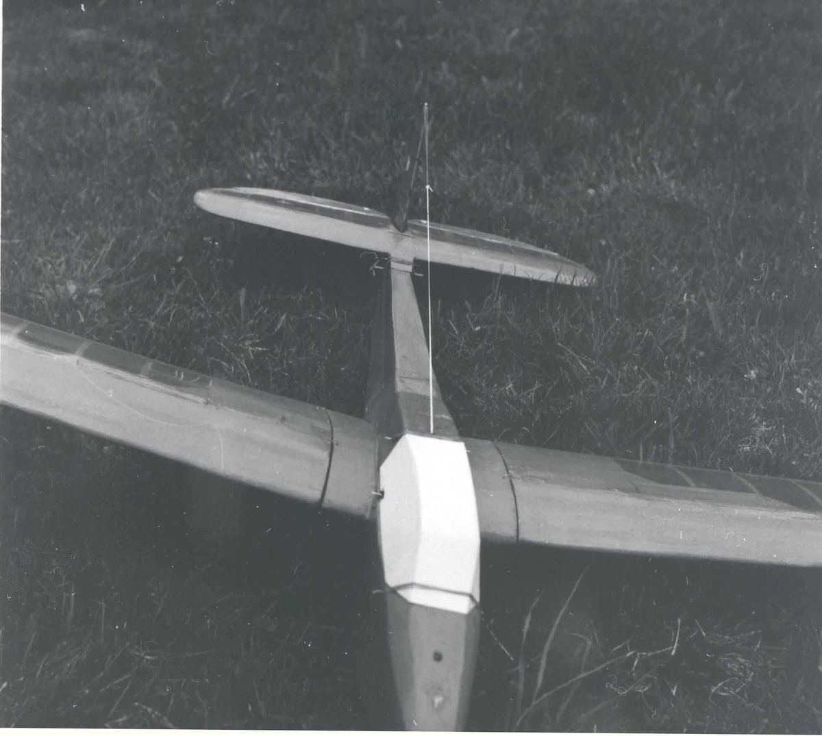 Ett modellfly - Bergfalke - med oppbygget kabin. på bakken.