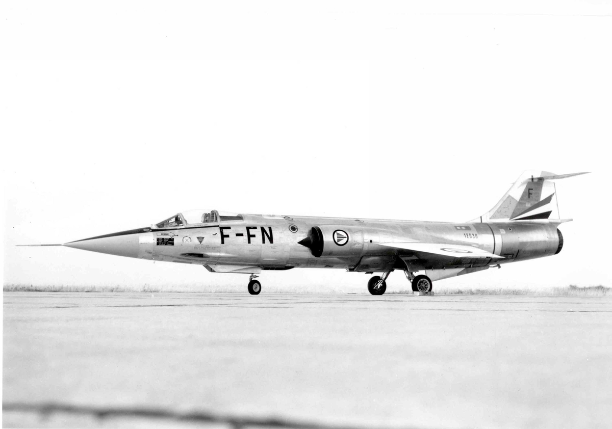 Lufthavn. Ett fly på bakken, F-104G  Starfighter. FN-F  331 skv.