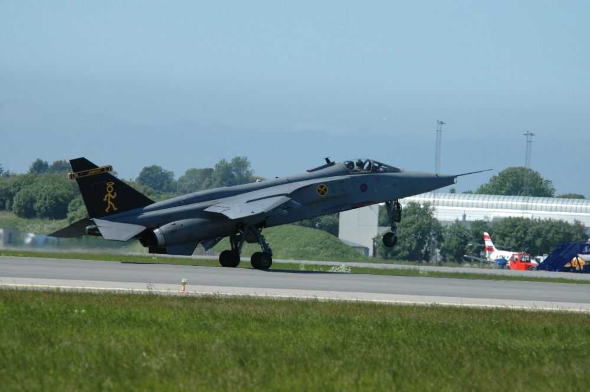 Lufthavn (flyplass). Ett fly på bakken. SEPECAT Jaguar fra RAF 16 squadron