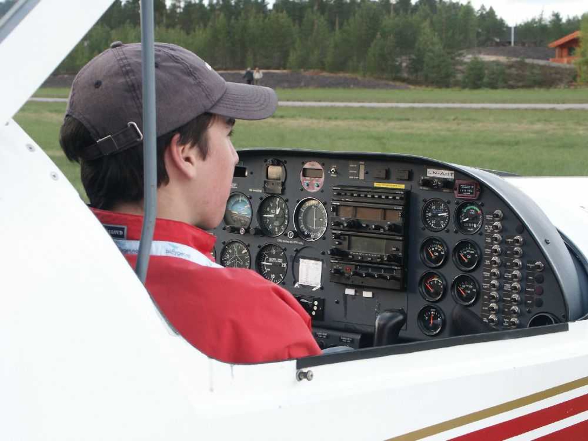 Detaljfoto av flyger inne i cockpiten
