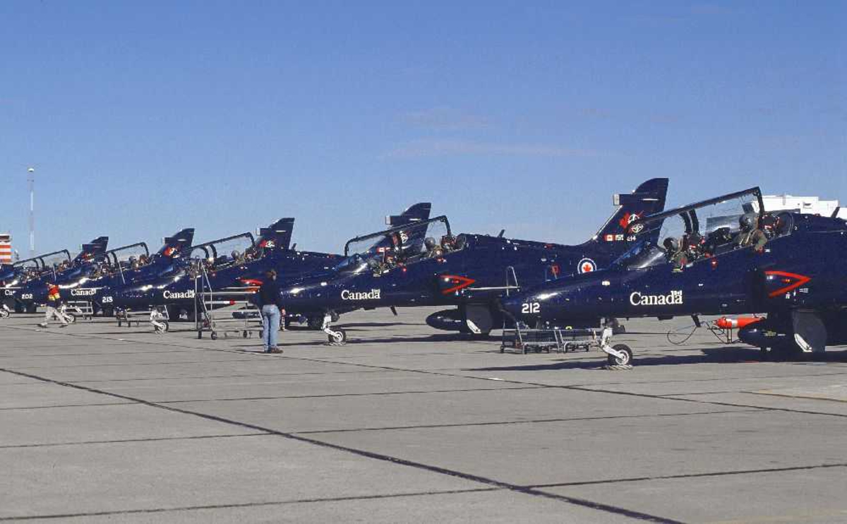 Lufthavn (flyplass). flere fly på bakken, BAE Systems CT-155 Hawk, fra Canada Air Force.