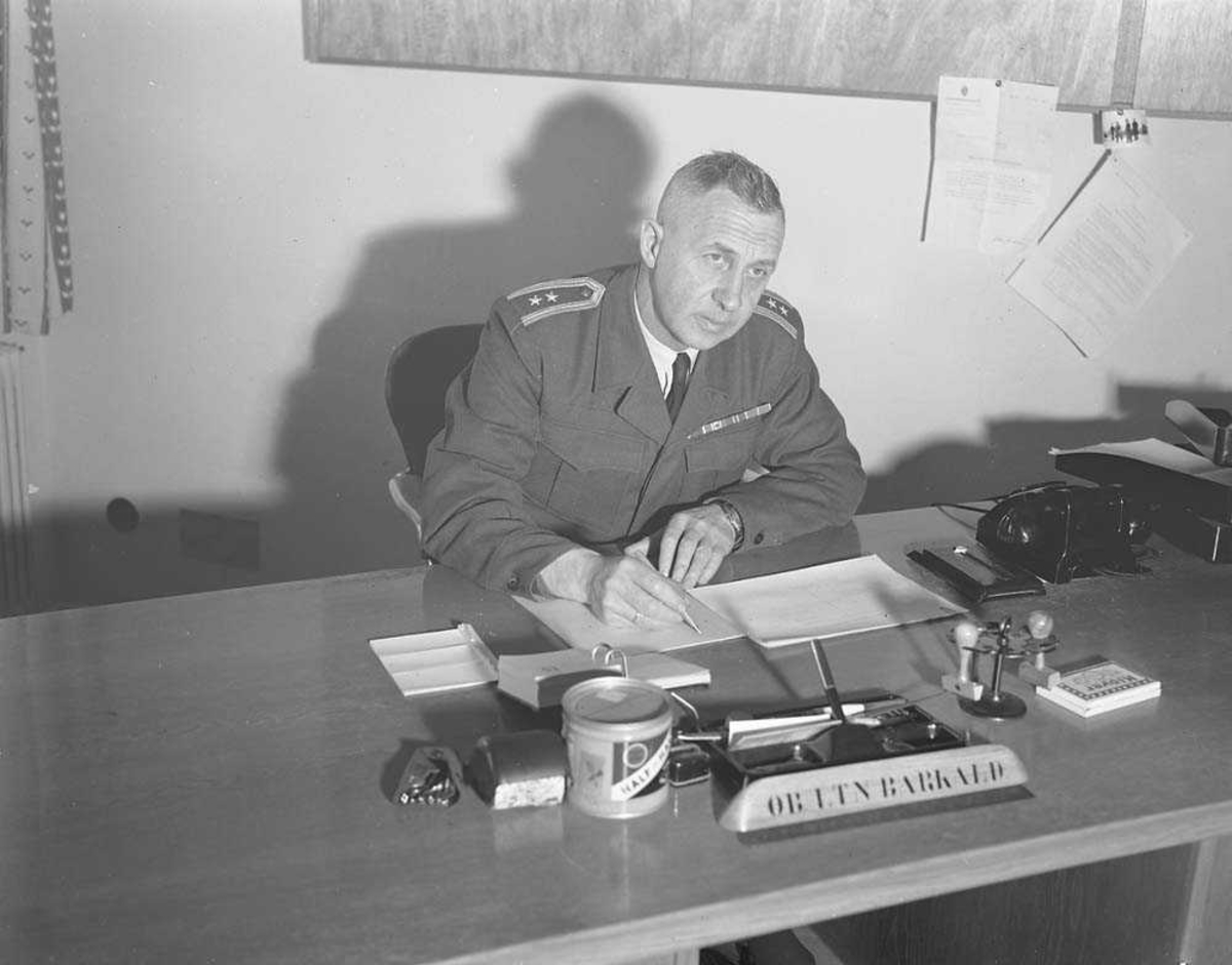 Oberstløytnant Sverre Barkald på sitt kontor.