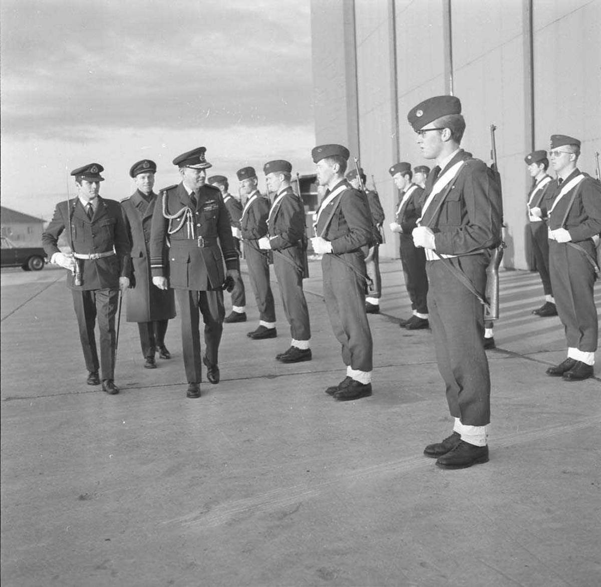 Air Marshal Sir Fletcher besøker Bodø flystasjon.