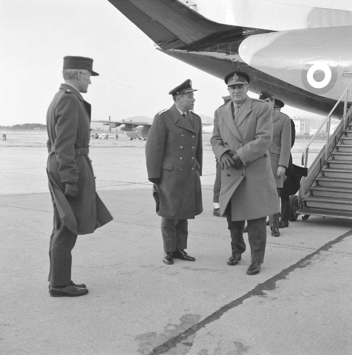Commander-in-Chief Allied Forces Northern Europe (CINCNORTH), General, Sir Thomas Pearson, besøker Bodø flystasjon. Oberst K. Bjørge-Hansen sees som nr. 2 fra venstre på bildet og General Pearson nr. 3. Flyet i bakgrunnen er av typen Hawker Siddeley C.MK.1 Andover.