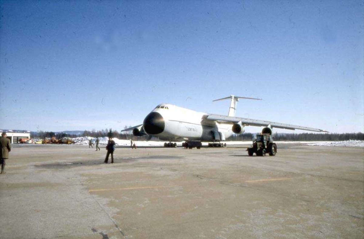 Lufthavn. Et fly på bakken, C-5 Galaxy fra USAF. En traktor og flere ...