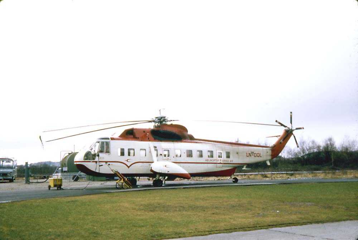 Lufthavn. Ett helikopter på bakken.  Sikorsky S-61N MkII, LN-OQL fra Helikopter Service.
