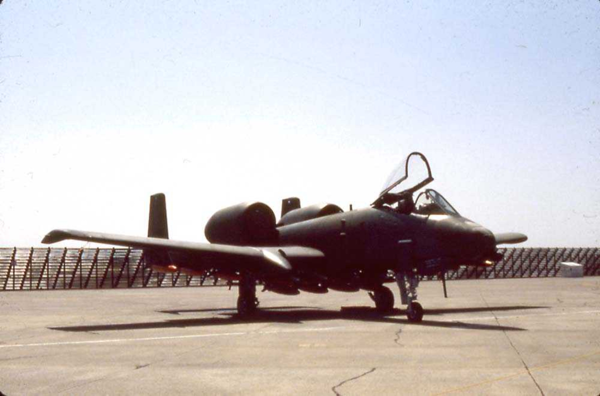 Flystevne. Ett fly på bakken, Fairchild A-10A Thunderbolt.