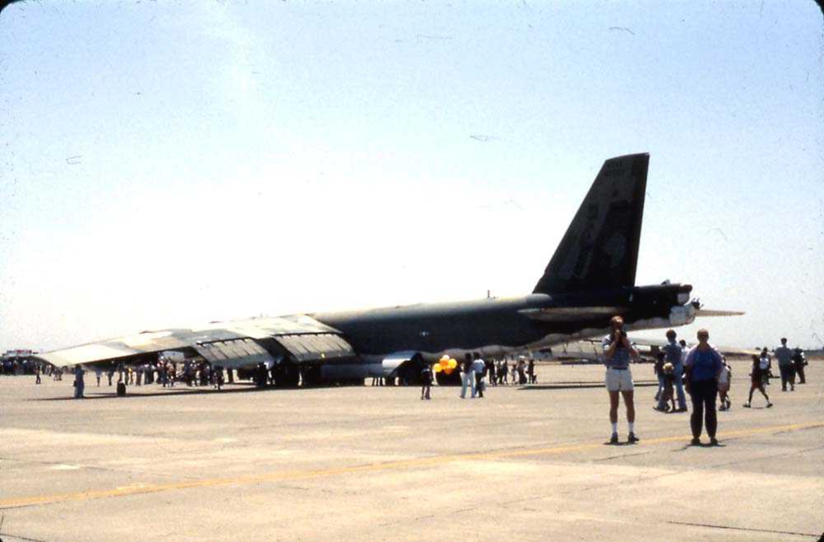 Flystevne. Ett fly på bakken, Boeing B-52 Stratofortress. Mange personer rundt flyet.